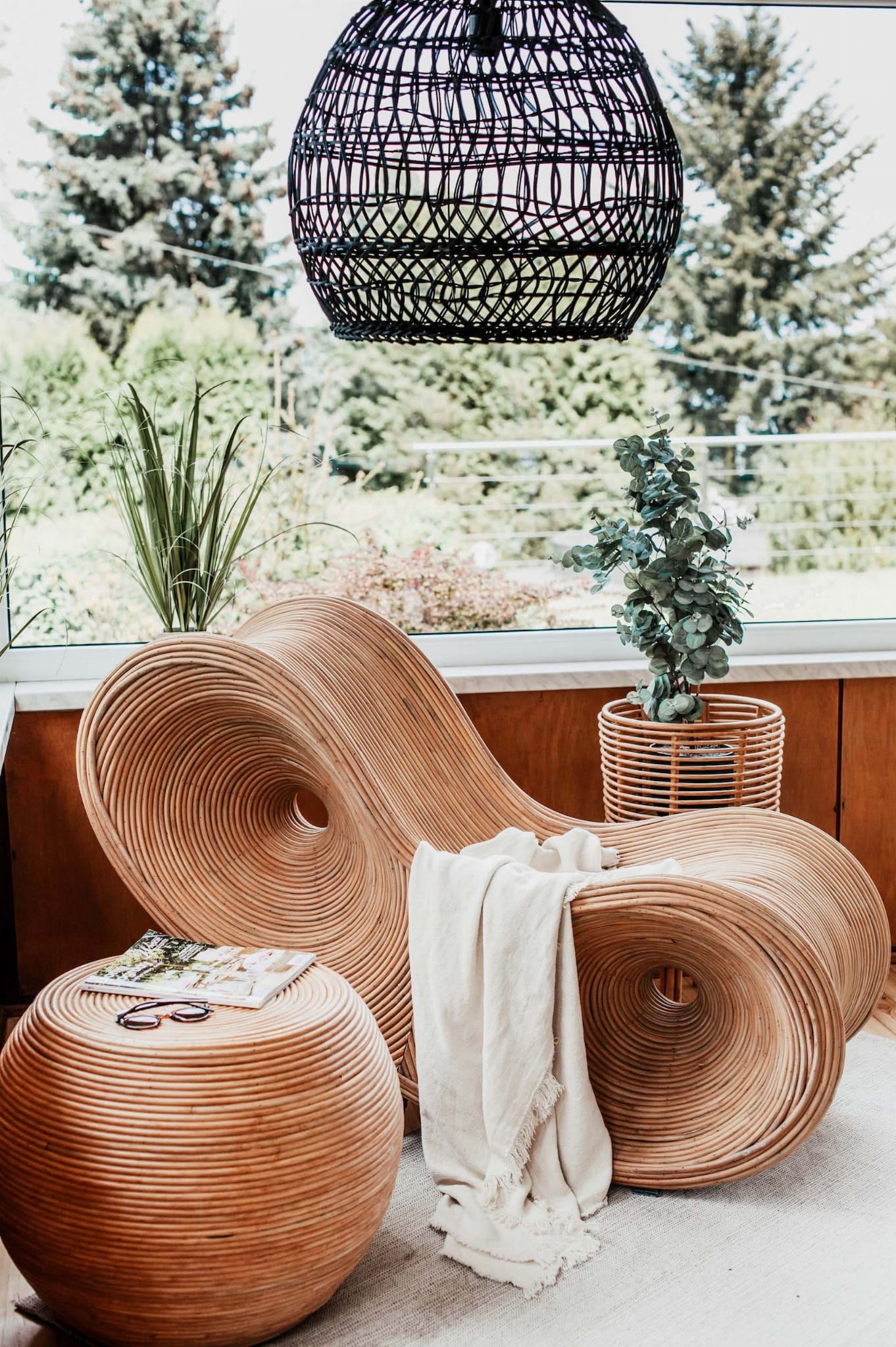 Rattan w aranżacji wnętrz - moda czy ponadczasowy styl na lata?