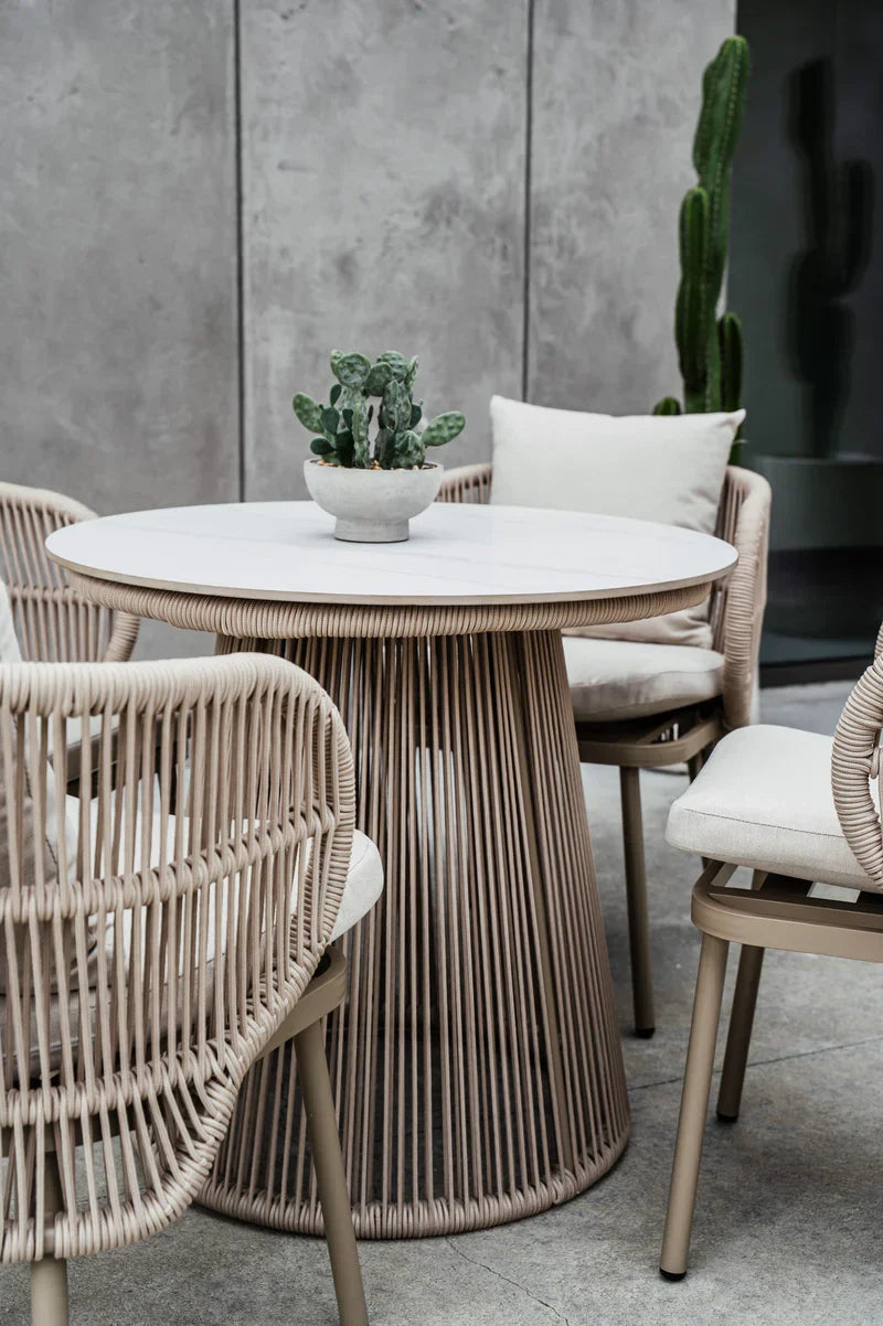 Jak stylowo urządzić loggię w bloku ?