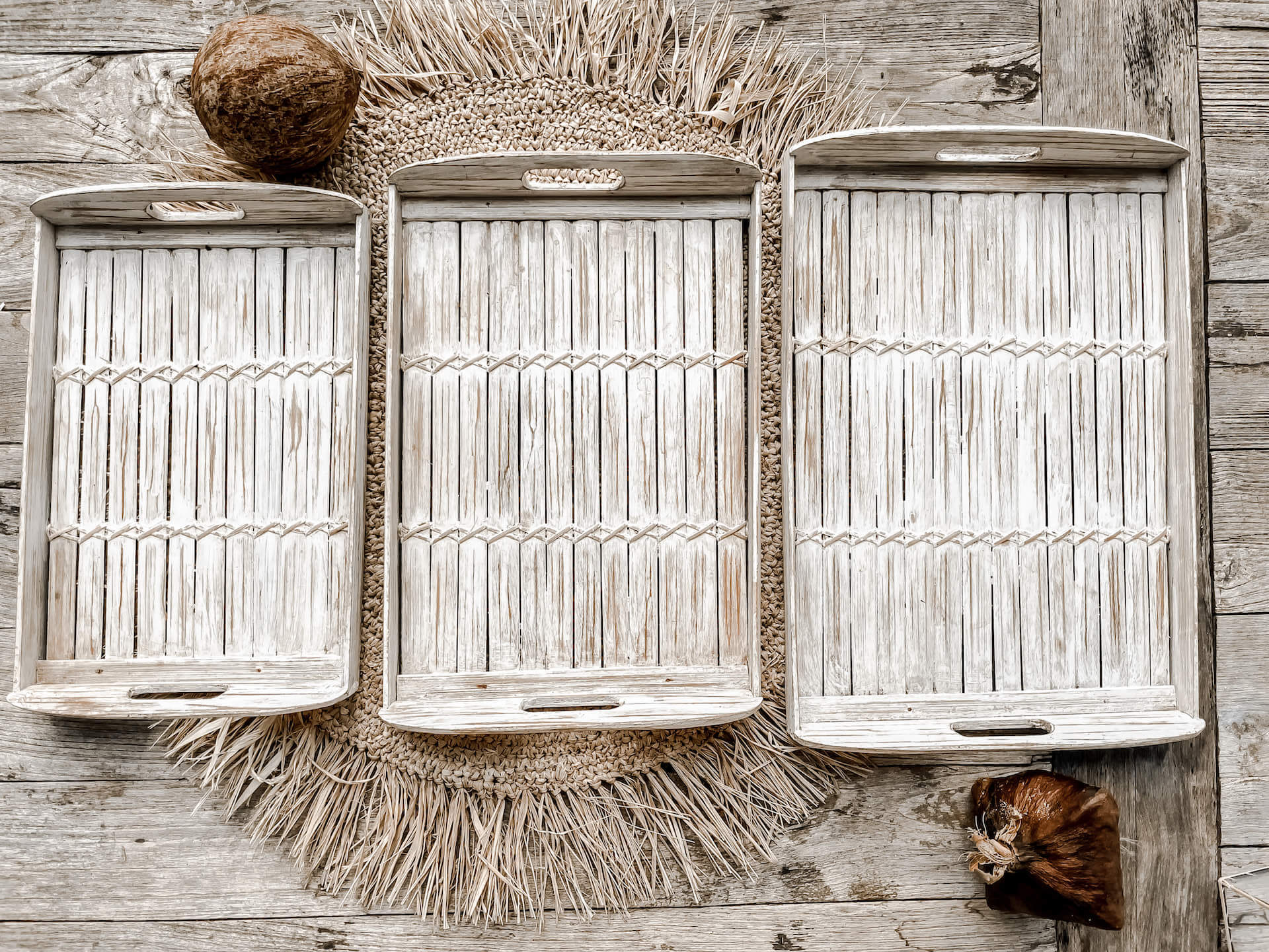 TACA Z POKROWCEM NA JEDZENIE S BIAŁA