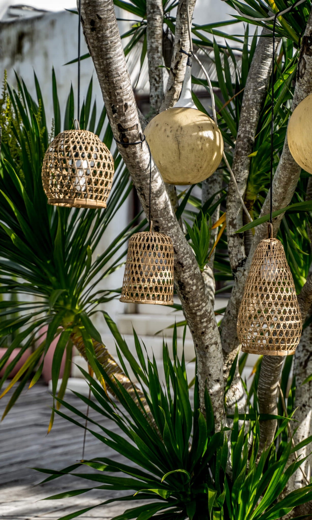 ZESTAW TRZECH STOŻKOWYCH LAMP WISZĄCYCH BOHO