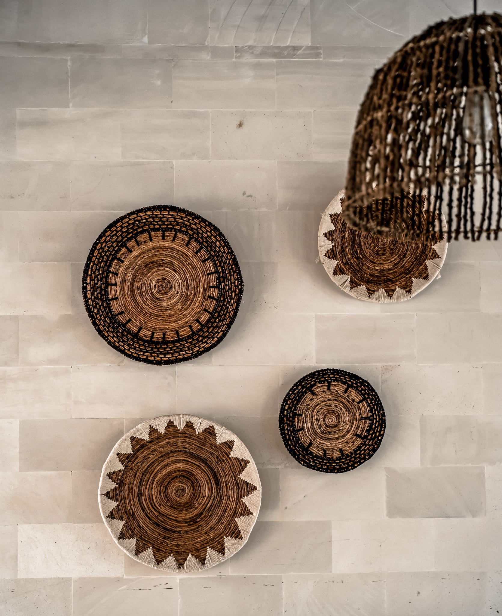 ZESTAW TRZECH TALERZY Z BANANOWCA W BIAŁYM KOLORZE