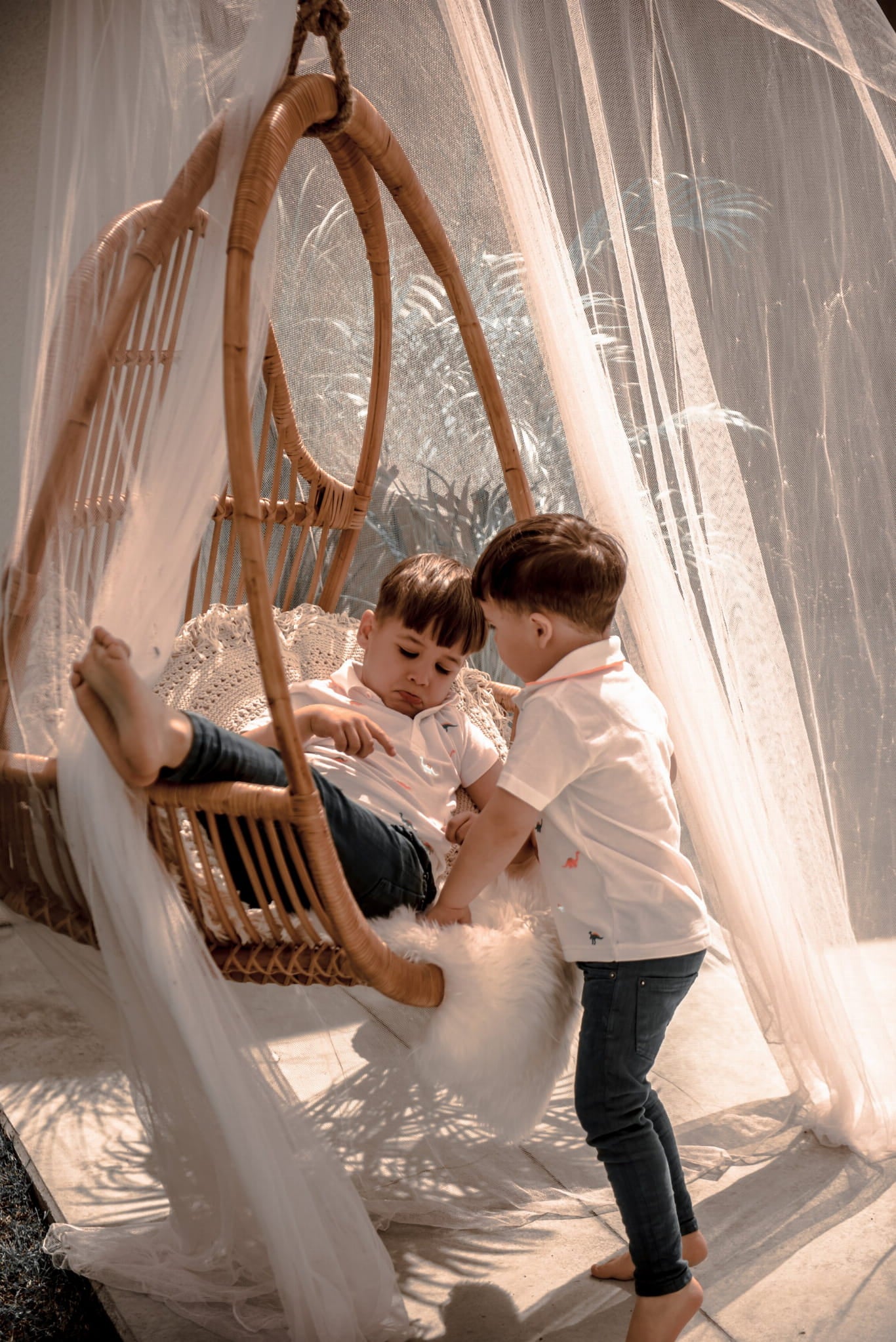 FOTEL WISZĄCY HENRY BRĄZOWY ZE STELAŻEM