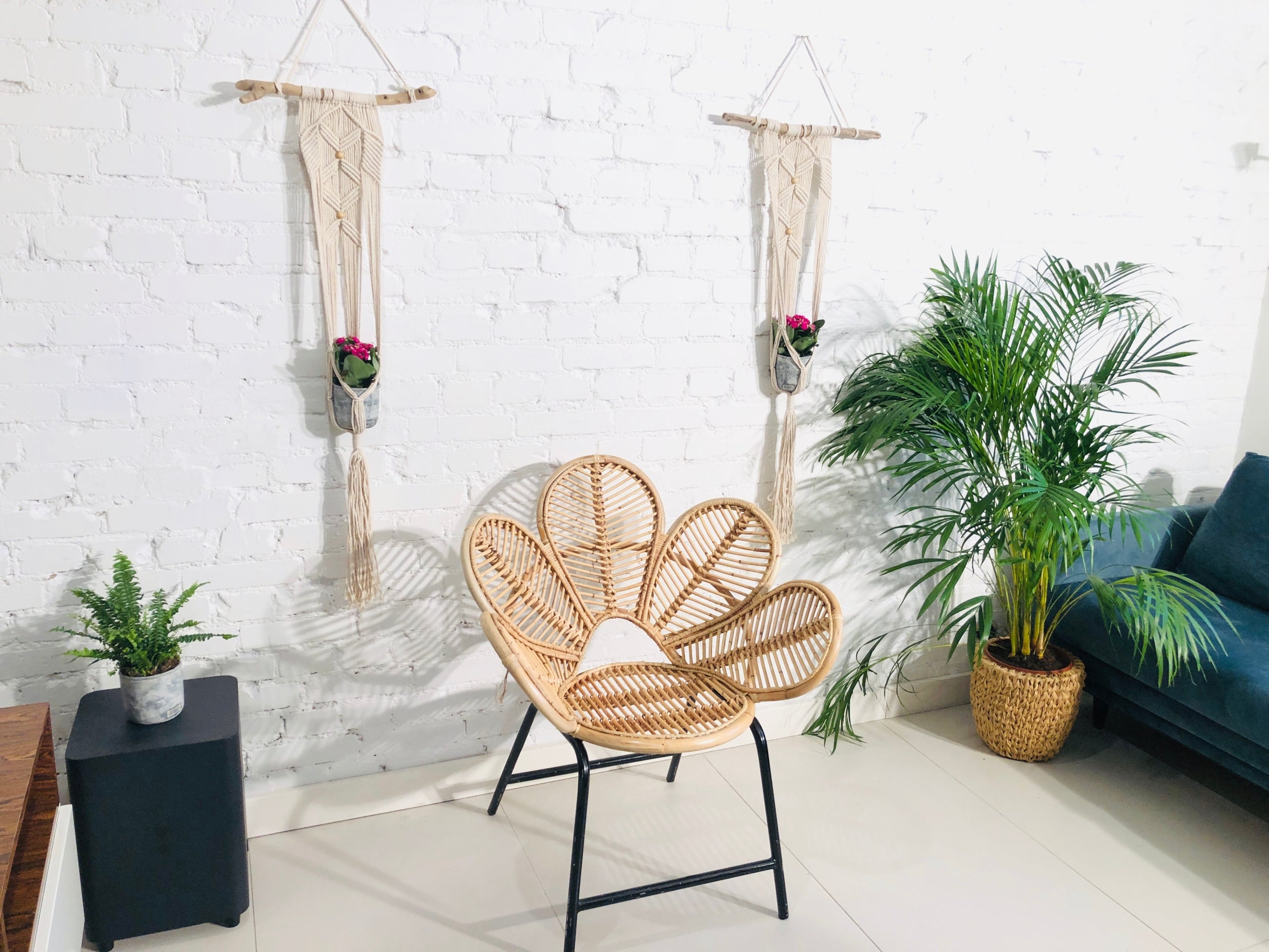 KWIETNIK MAKRAMA POJEDYNCZY Z DREWNEM KREM