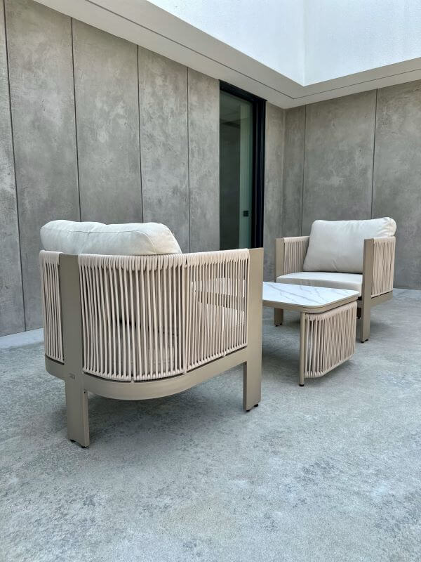 ALUMINIOWY FOTEL LEONE W KOLORZE SZAMPAŃSKIM