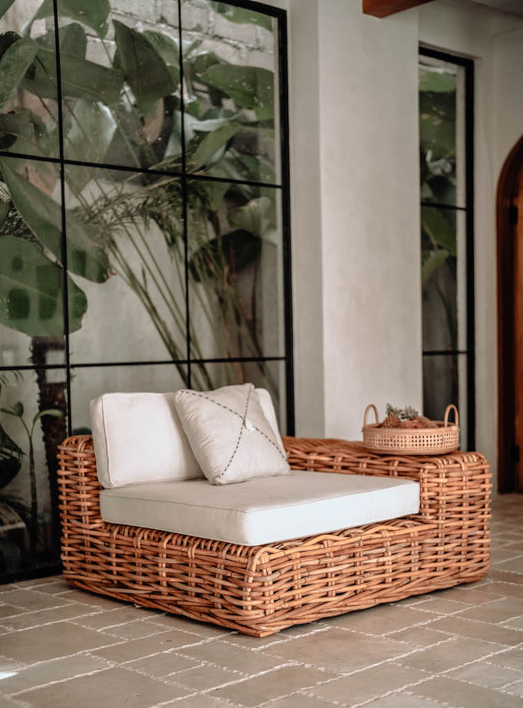 FOTEL INGKA Z PRAWYM PODŁOKIETNIKIEM