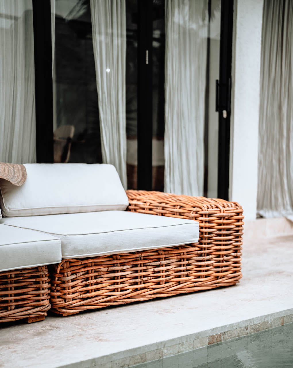 FOTEL INGKA Z PRAWYM PODŁOKIETNIKIEM