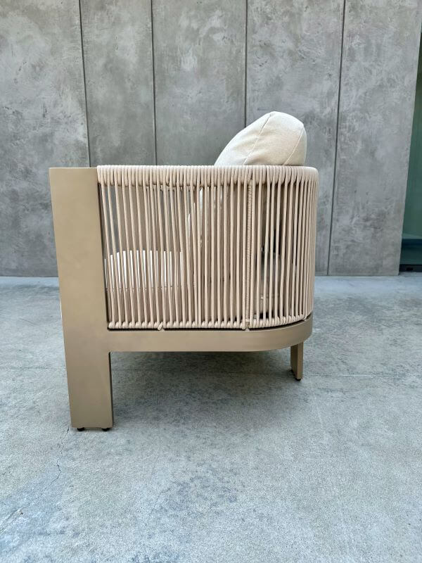 ALUMINIOWY FOTEL LEONE W KOLORZE SZAMPAŃSKIM
