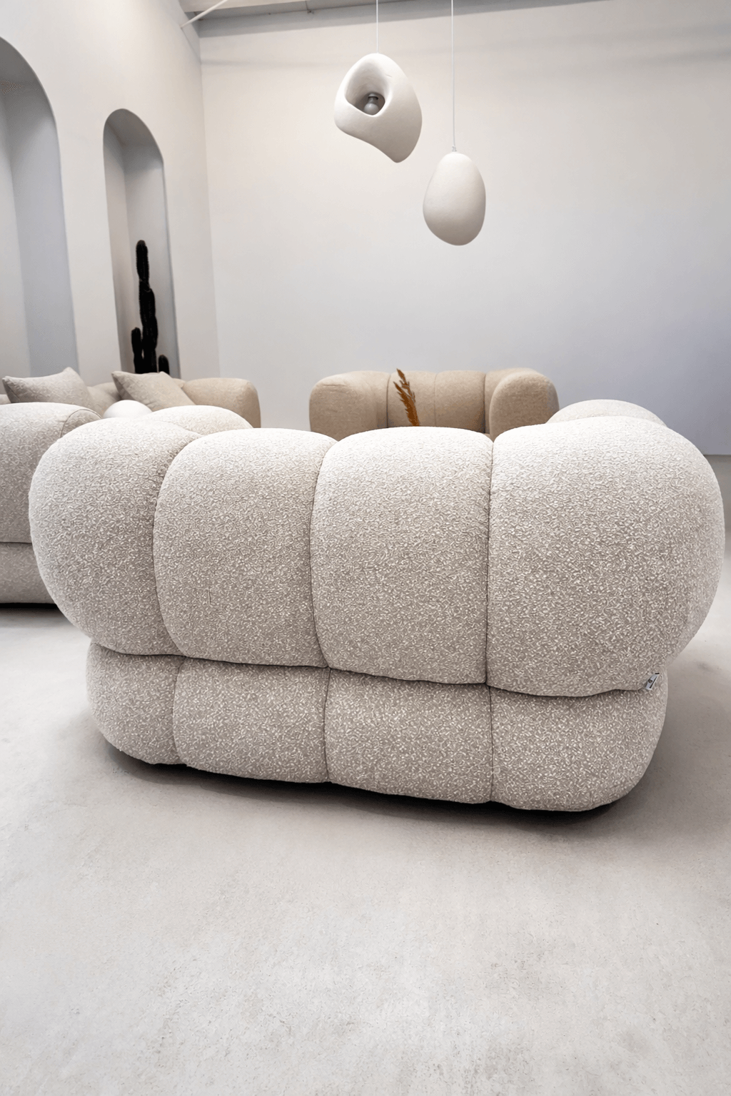 FOTEL LUNARIO – KARMELOWA ELEGANCJA I WYGODA W DESIGNERSKIEJ FORMIE