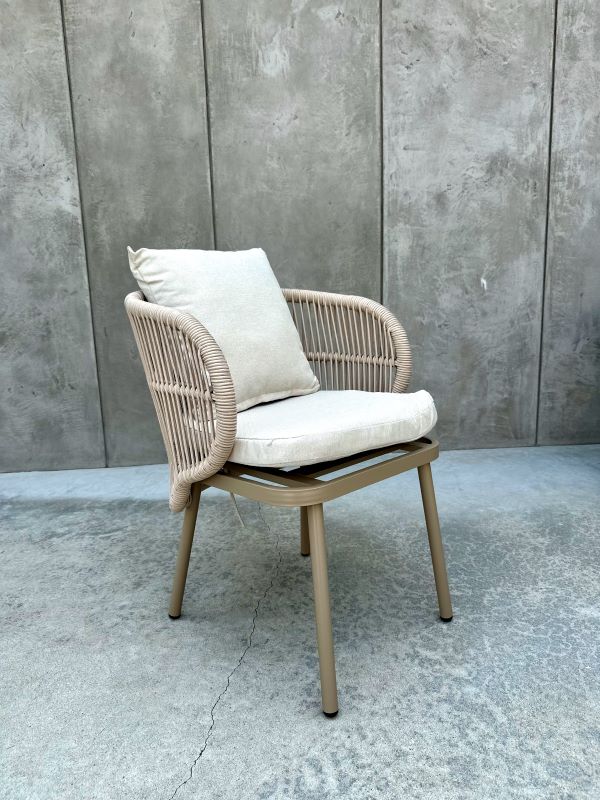 ALUMINIOWY FOTEL AZZURA W KOLORZE SZAMPAŃSKIM