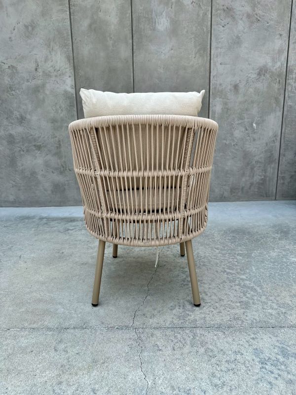 ALUMINIOWY FOTEL AZZURA W KOLORZE SZAMPAŃSKIM