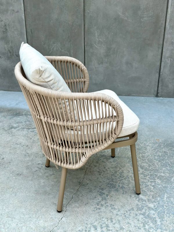 ALUMINIOWY FOTEL AZZURA W KOLORZE SZAMPAŃSKIM