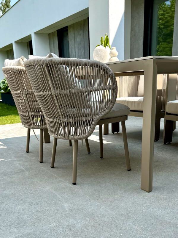 ALUMINIOWY STÓŁ AZZURA W KOLORZE SZAMPAŃSKIM