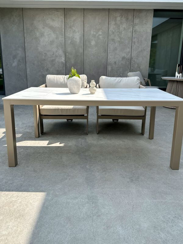 ALUMINIOWY STÓŁ AZZURA W KOLORZE SZAMPAŃSKIM