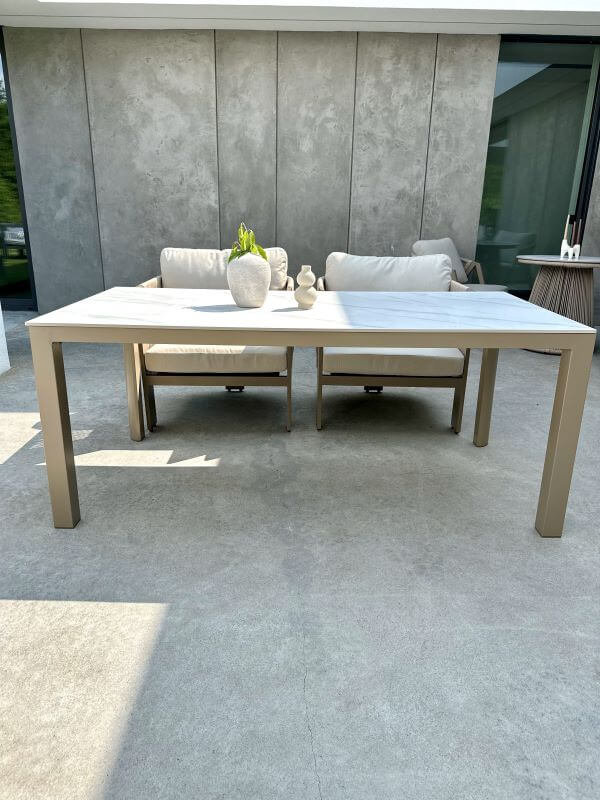 ALUMINIOWY STÓŁ AZZURA W KOLORZE SZAMPAŃSKIM