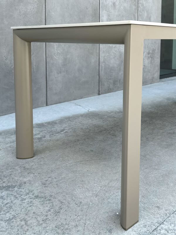 ALUMINIOWY STÓŁ AZZURA W KOLORZE SZAMPAŃSKIM