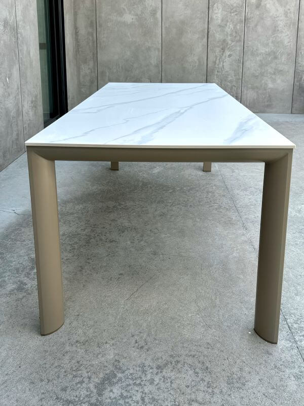 ALUMINIOWY STÓŁ AZZURA W KOLORZE SZAMPAŃSKIM