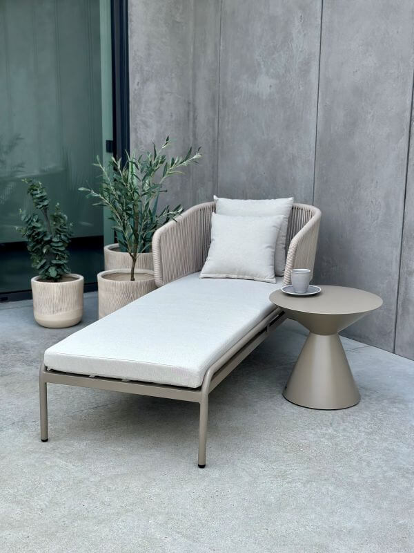 ALUMINIOWY LEŻAK NA TARAS NAZARIO W KOLORZE SZAMPAŃSKIM