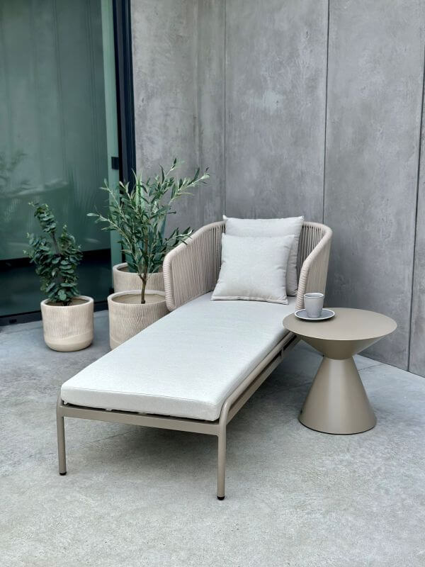 ALUMINIOWY LEŻAK NA TARAS NAZARIO W KOLORZE SZAMPAŃSKIM