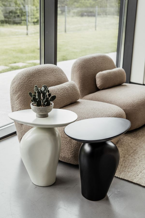 STOLIK KAWOWY NUORI CZARNY O NIEREGULARNYM KSZTAŁCIE