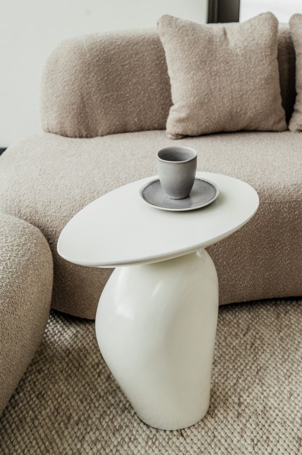 STOLIK KAWOWY NUORI BIAŁY O NIEREGULARNYM KSZTAŁCIE