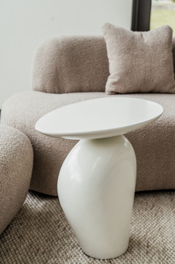 STOLIK KAWOWY NUORI BIAŁY O NIEREGULARNYM KSZTAŁCIE