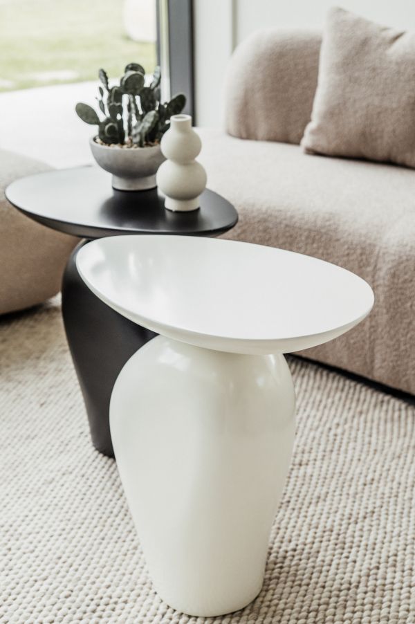 STOLIK KAWOWY NUORI BIAŁY O NIEREGULARNYM KSZTAŁCIE