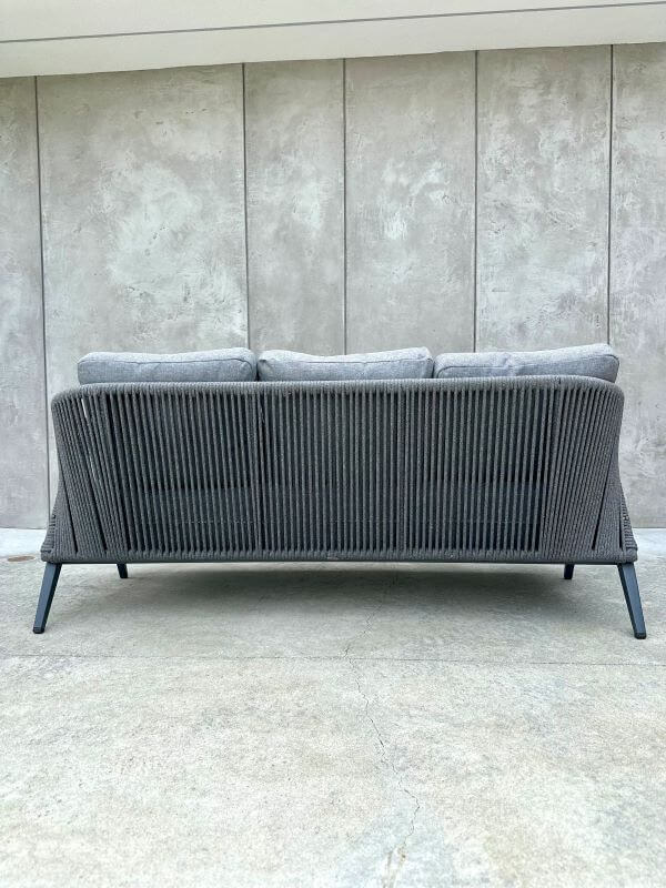 ZESTAW OGRODOWY ALUMINIOWY MAKSYMO Z SOFĄ 3-OSOBOWĄ, 2 FOTELAMI I STOLIKIEM KAWOWYM - SZARY