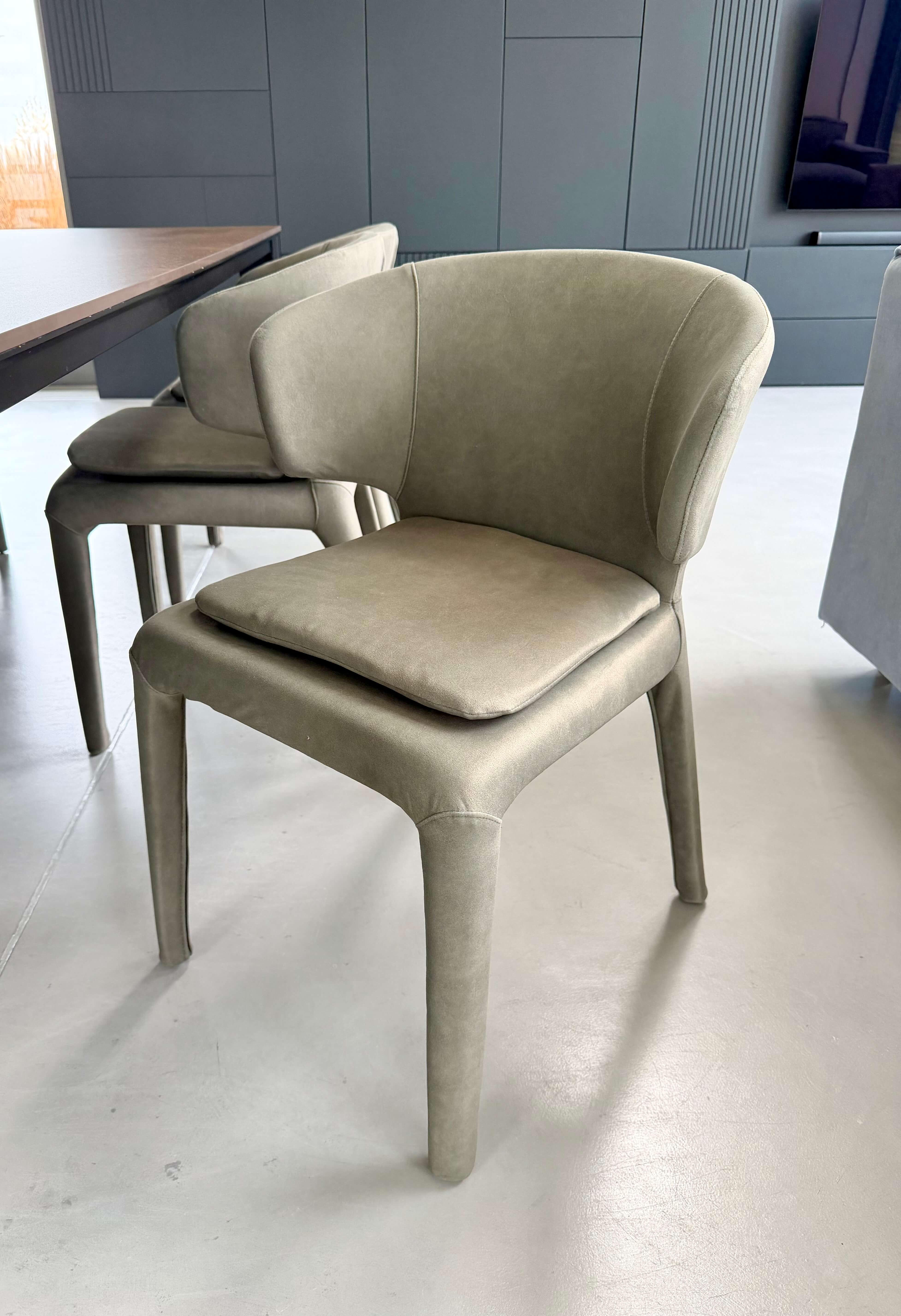 FOTEL LUCCA LEKKOŚĆ I ŚWIEŻOŚĆ W JASNEJ ZIELENI