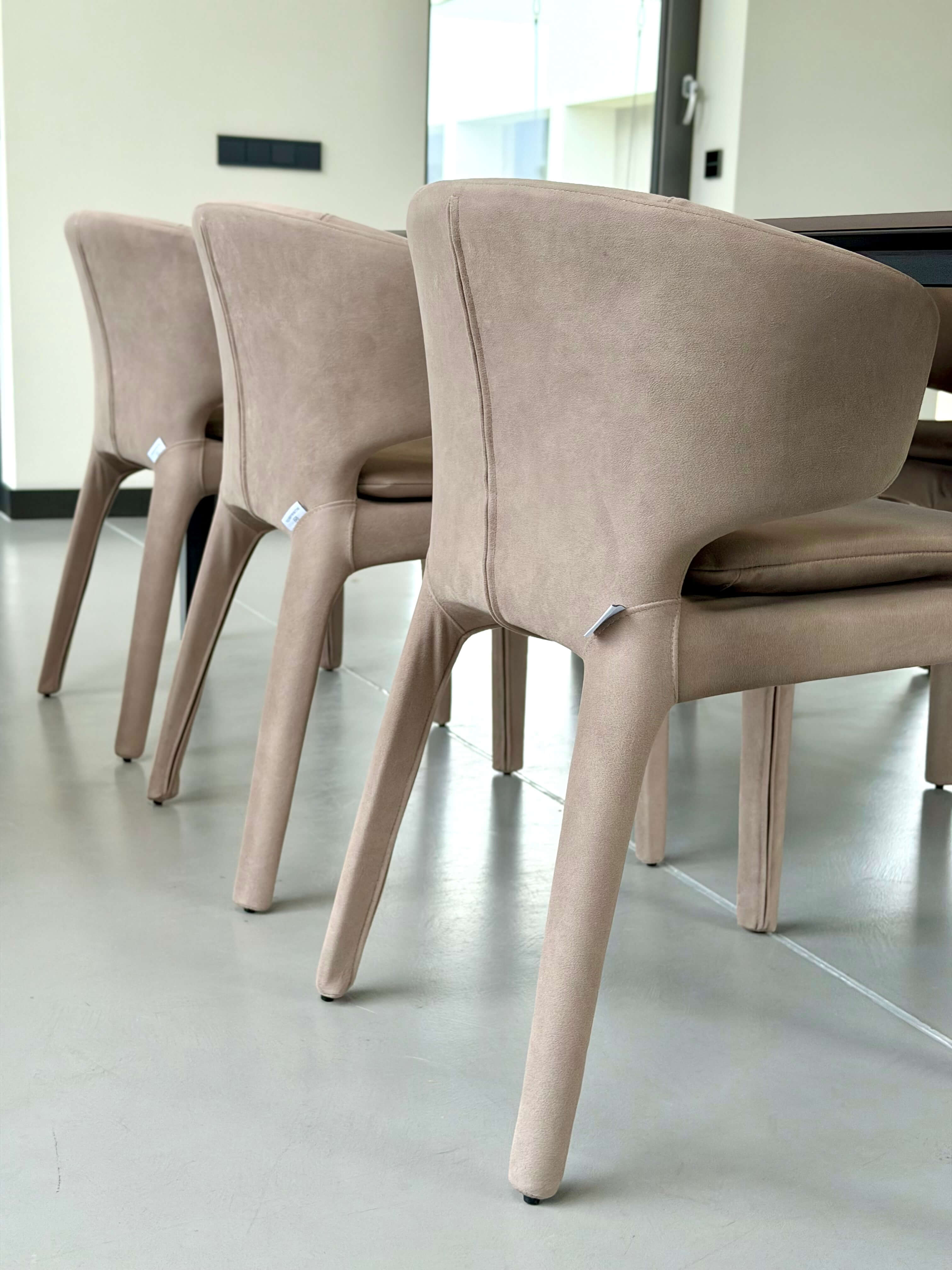 FOTEL LUCCA BEŻOWA ELEGANCJA W KOMPAKTOWEJ FORMIE