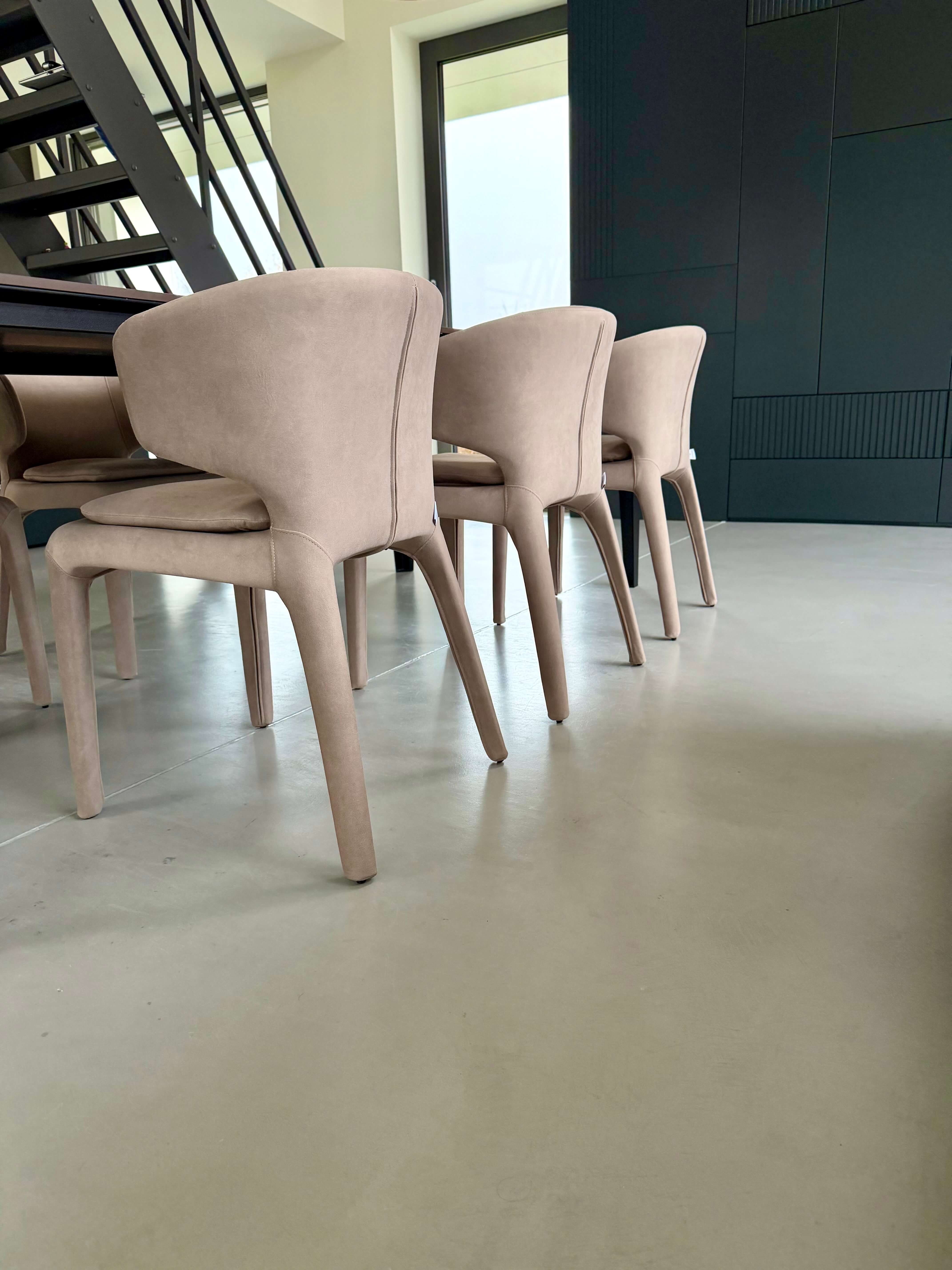 FOTEL LUCCA BEŻOWA ELEGANCJA W KOMPAKTOWEJ FORMIE