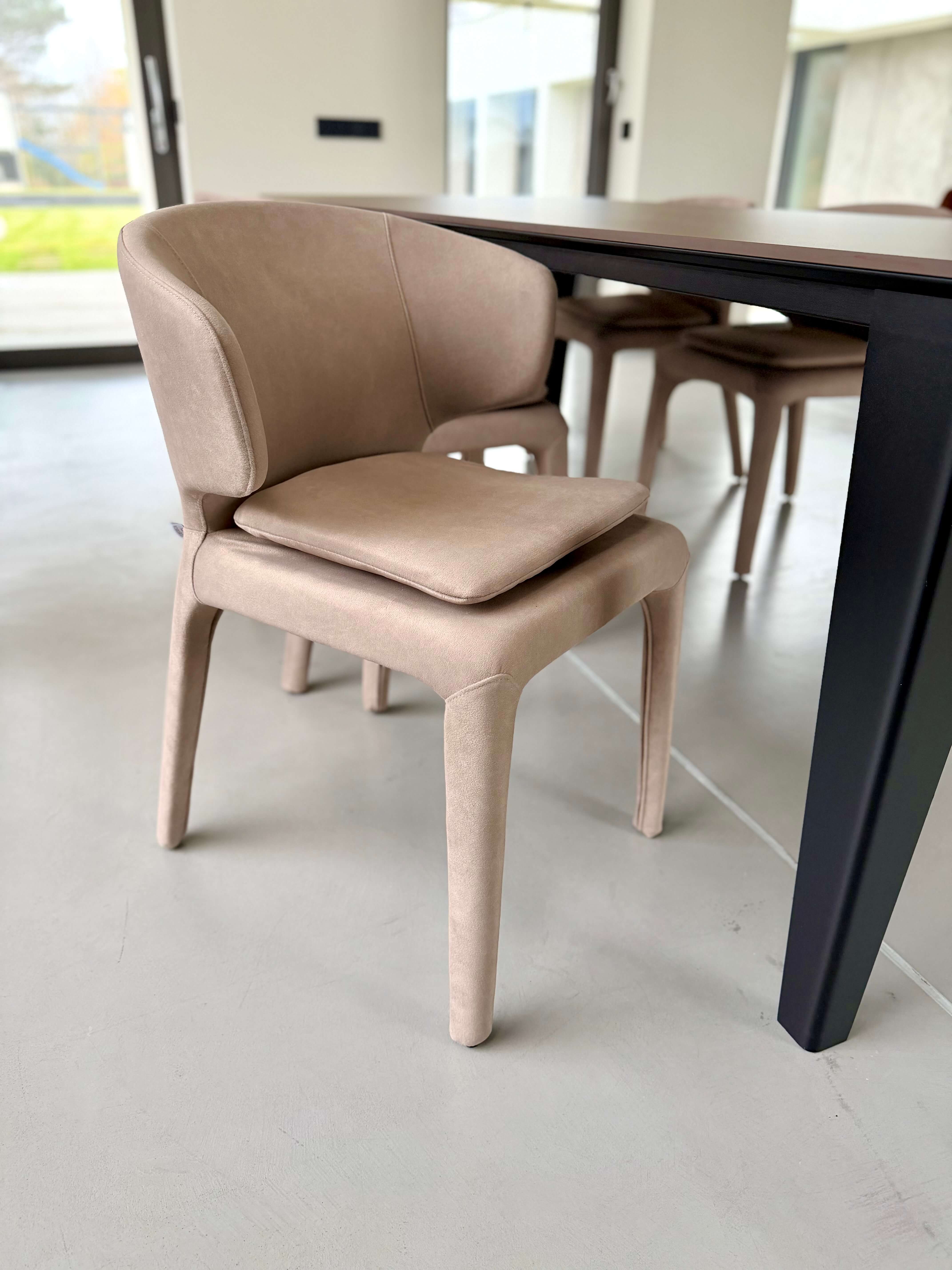 FOTEL LUCCA BEŻOWA ELEGANCJA W KOMPAKTOWEJ FORMIE