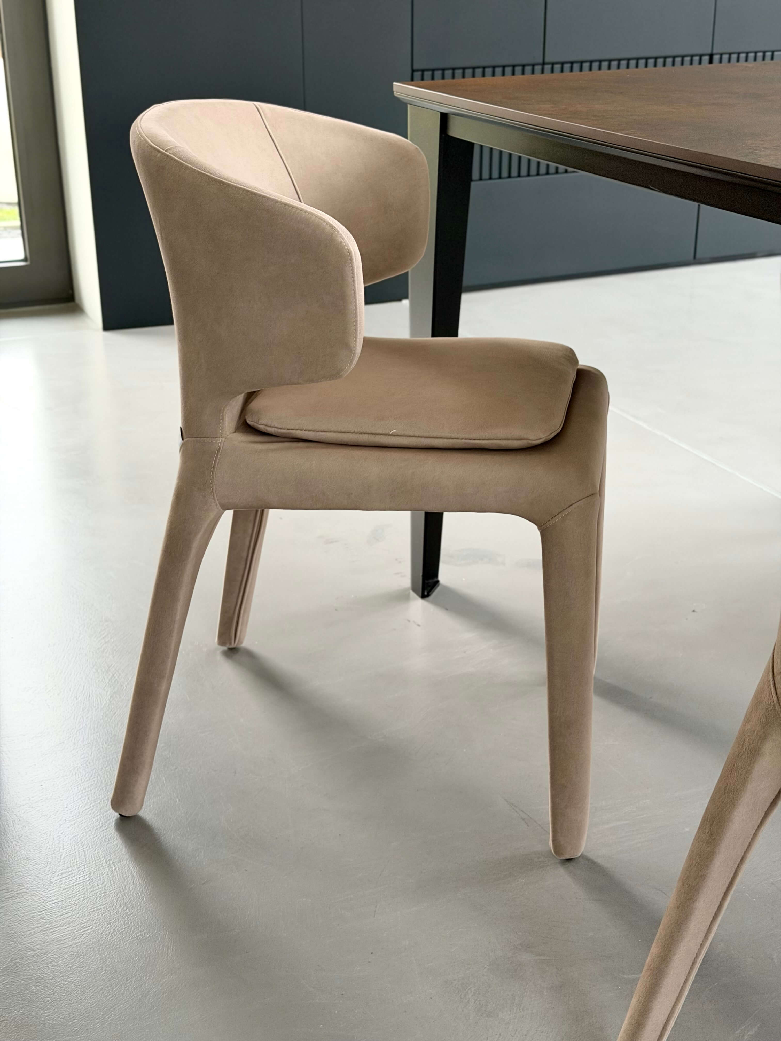 FOTEL LUCCA BEŻOWA ELEGANCJA W KOMPAKTOWEJ FORMIE