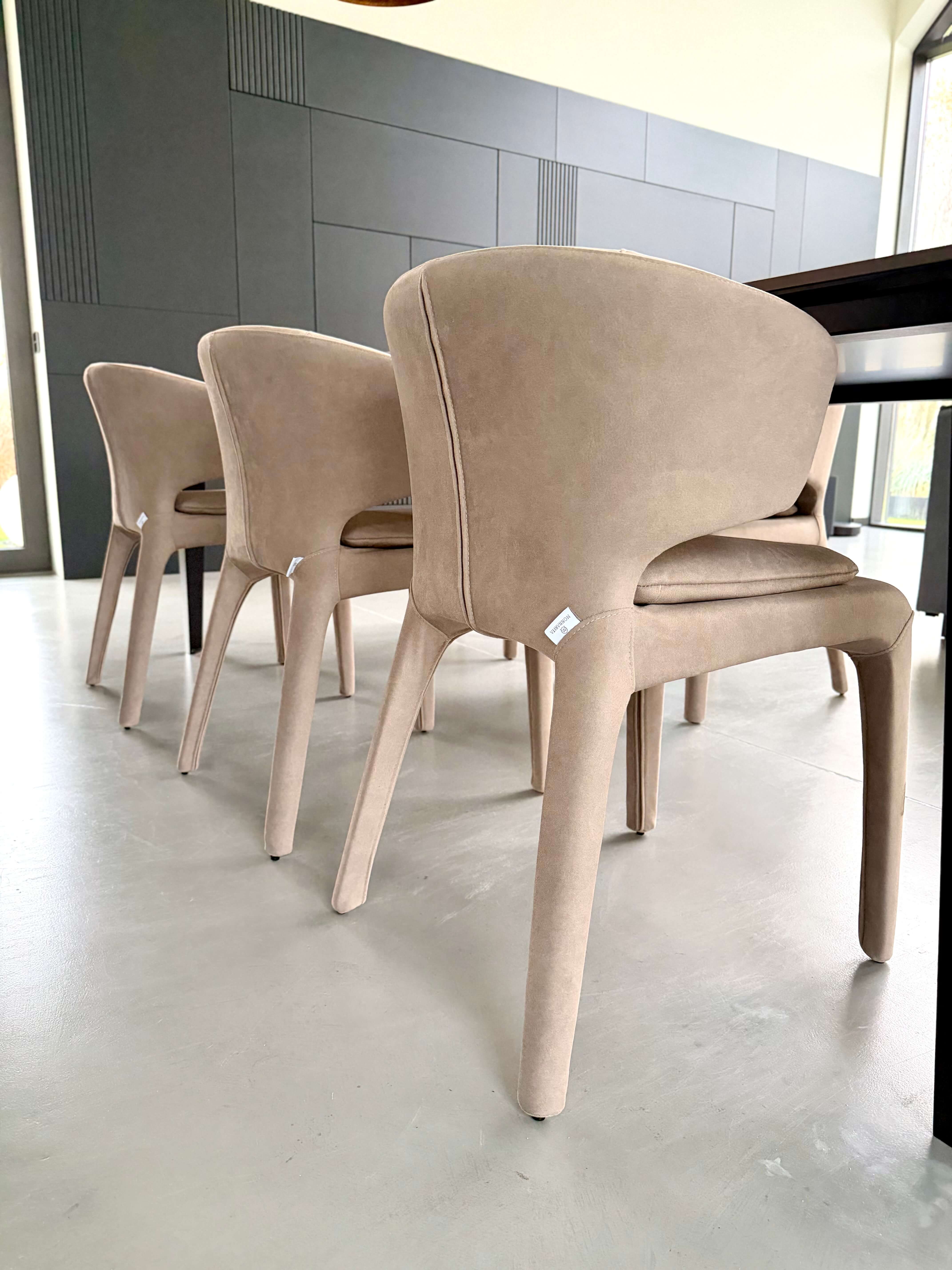 FOTEL LUCCA BEŻOWA ELEGANCJA W KOMPAKTOWEJ FORMIE