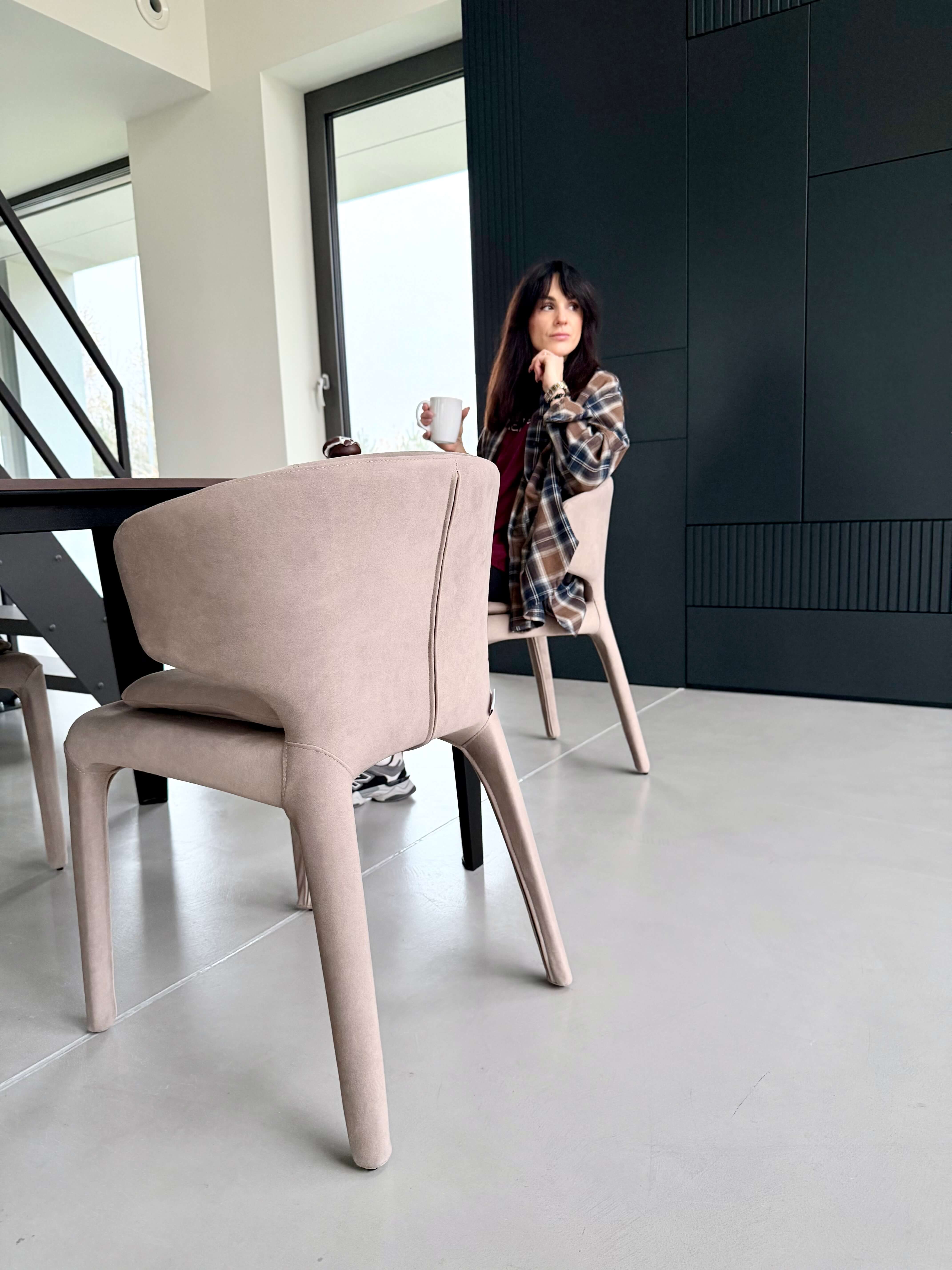 FOTEL LUCCA BEŻOWA ELEGANCJA W KOMPAKTOWEJ FORMIE