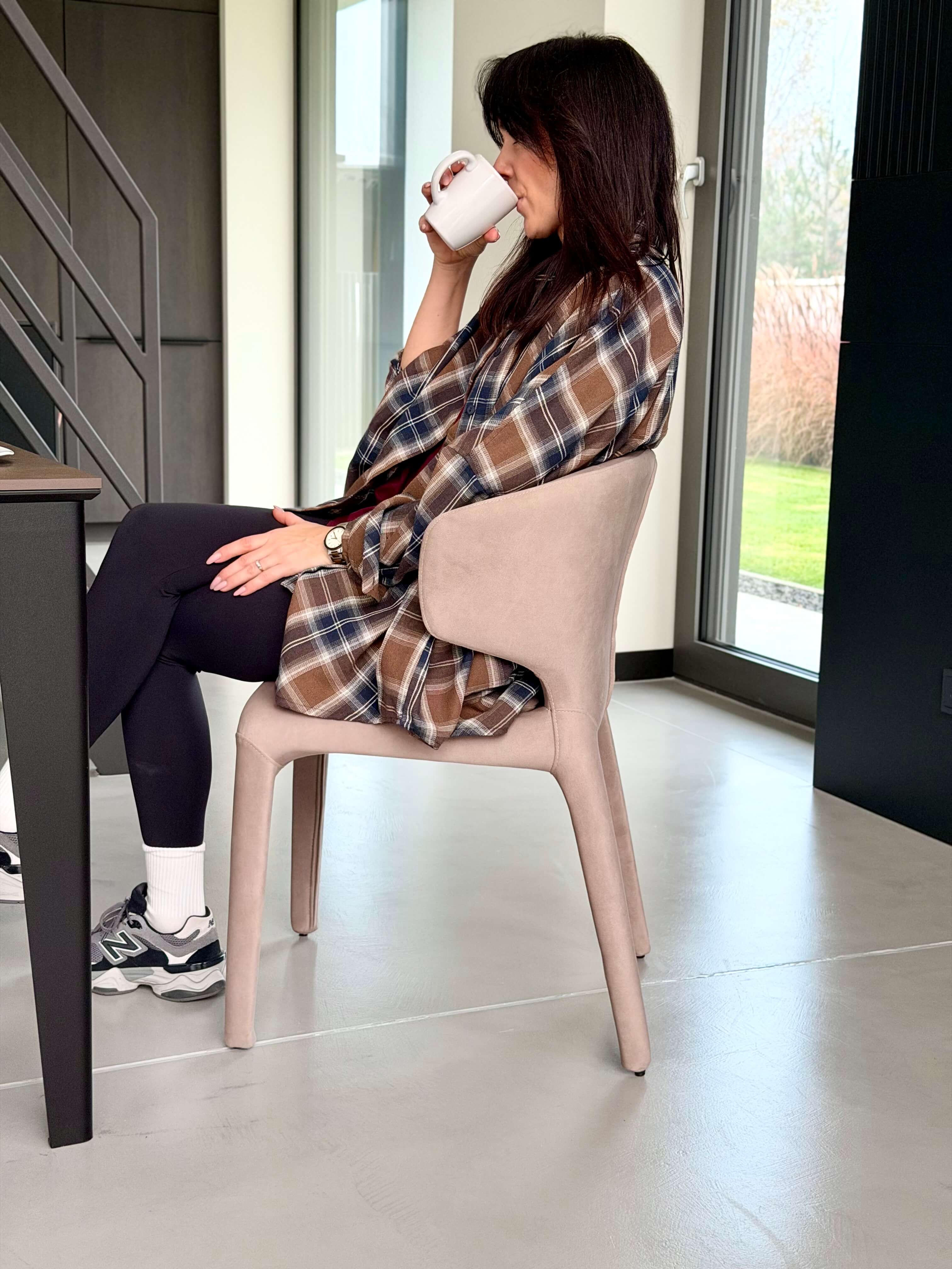 FOTEL LUCCA BEŻOWA ELEGANCJA W KOMPAKTOWEJ FORMIE