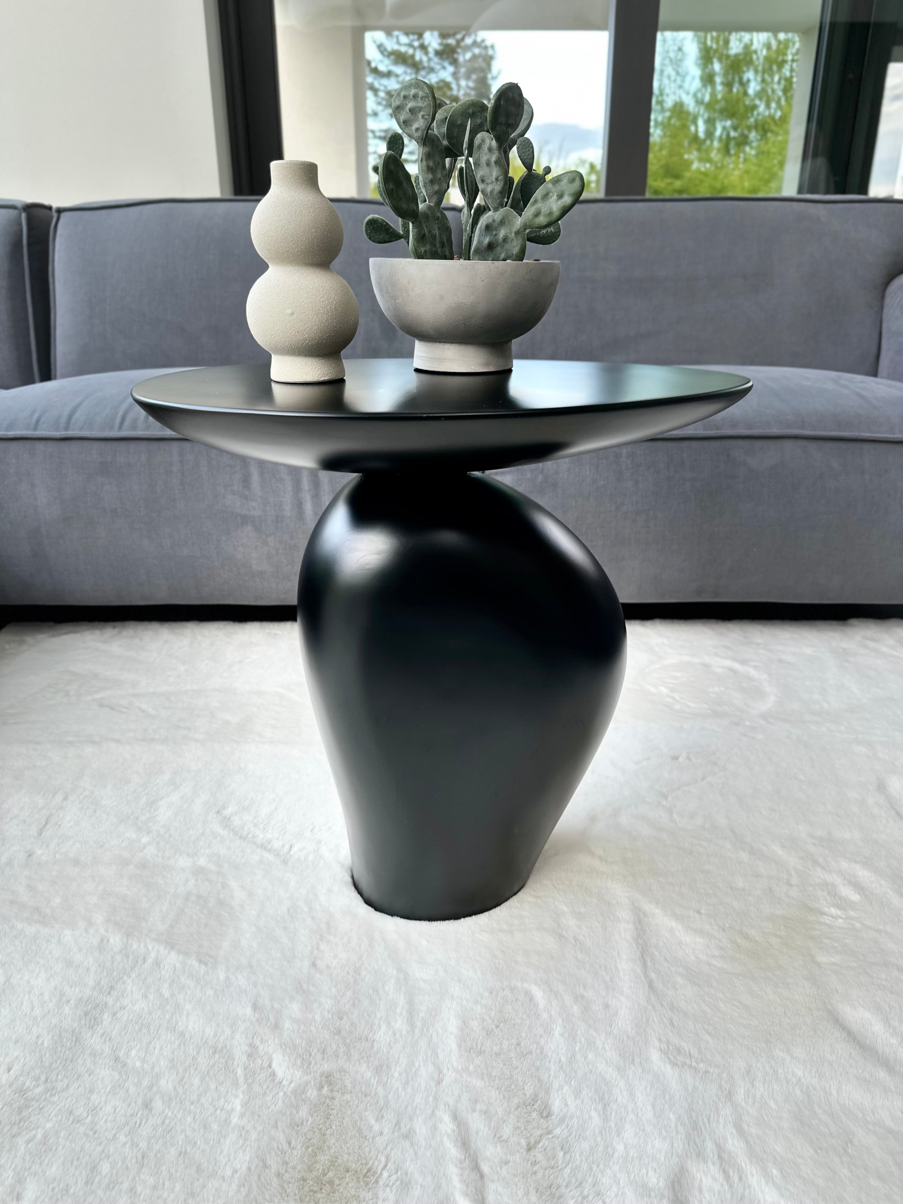 STOLIK KAWOWY NUORI CZARNY O NIEREGULARNYM KSZTAŁCIE