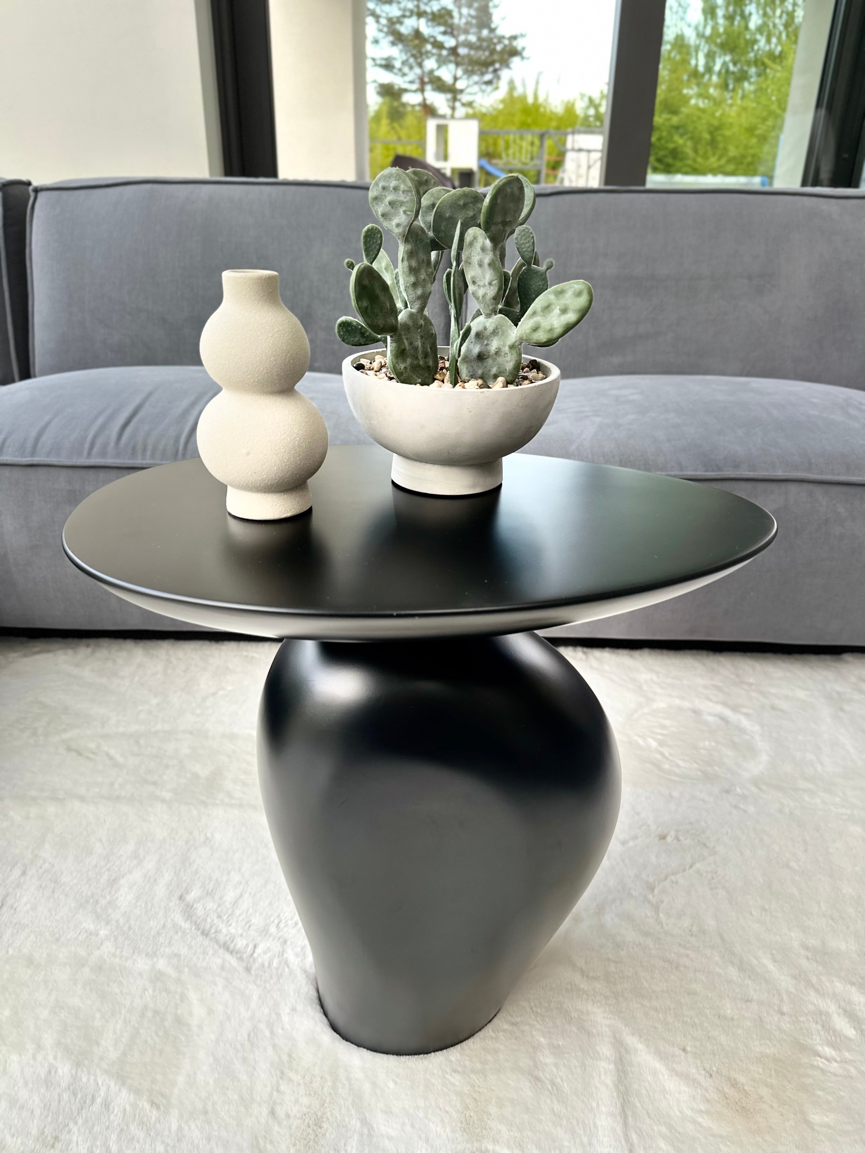 STOLIK KAWOWY NUORI CZARNY O NIEREGULARNYM KSZTAŁCIE