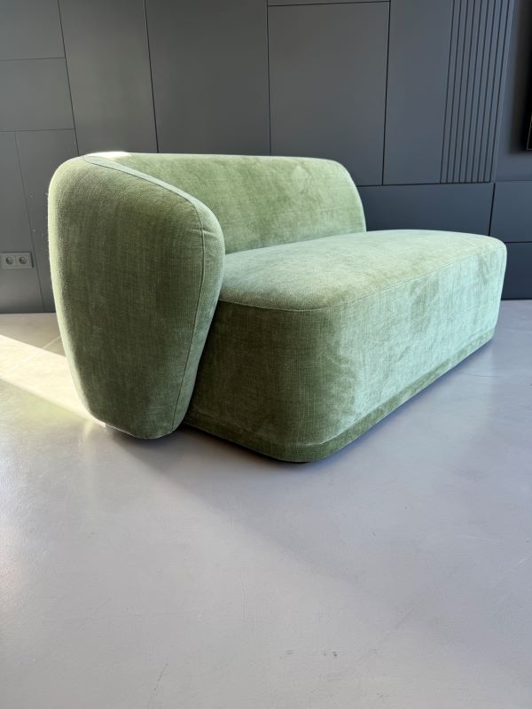 SOFA DWUOSOBOWA Z LEWYM PODŁOKIETNIKIEM AMARONE LUX ZIELONA ELEGANCJA W NOWOCZESNYM WYDANIU