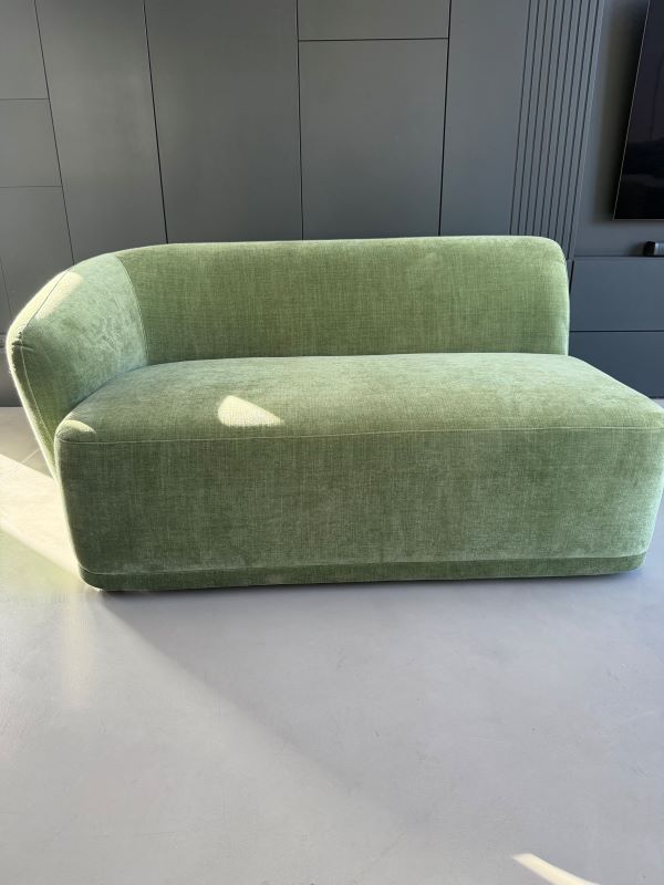 SOFA DWUOSOBOWA Z LEWYM PODŁOKIETNIKIEM AMARONE LUX ZIELONA ELEGANCJA W NOWOCZESNYM WYDANIU