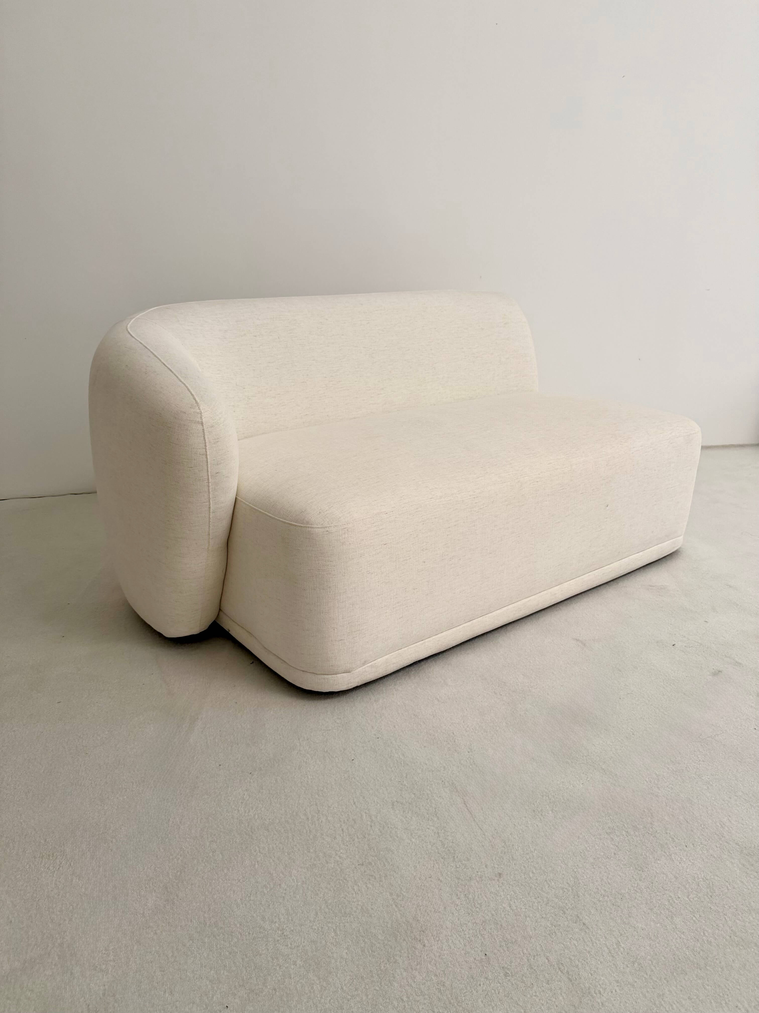 SOFA DWUOSOBOWA Z LEWYM PODŁOKIETNIKIEM AMARONE LUX KREM