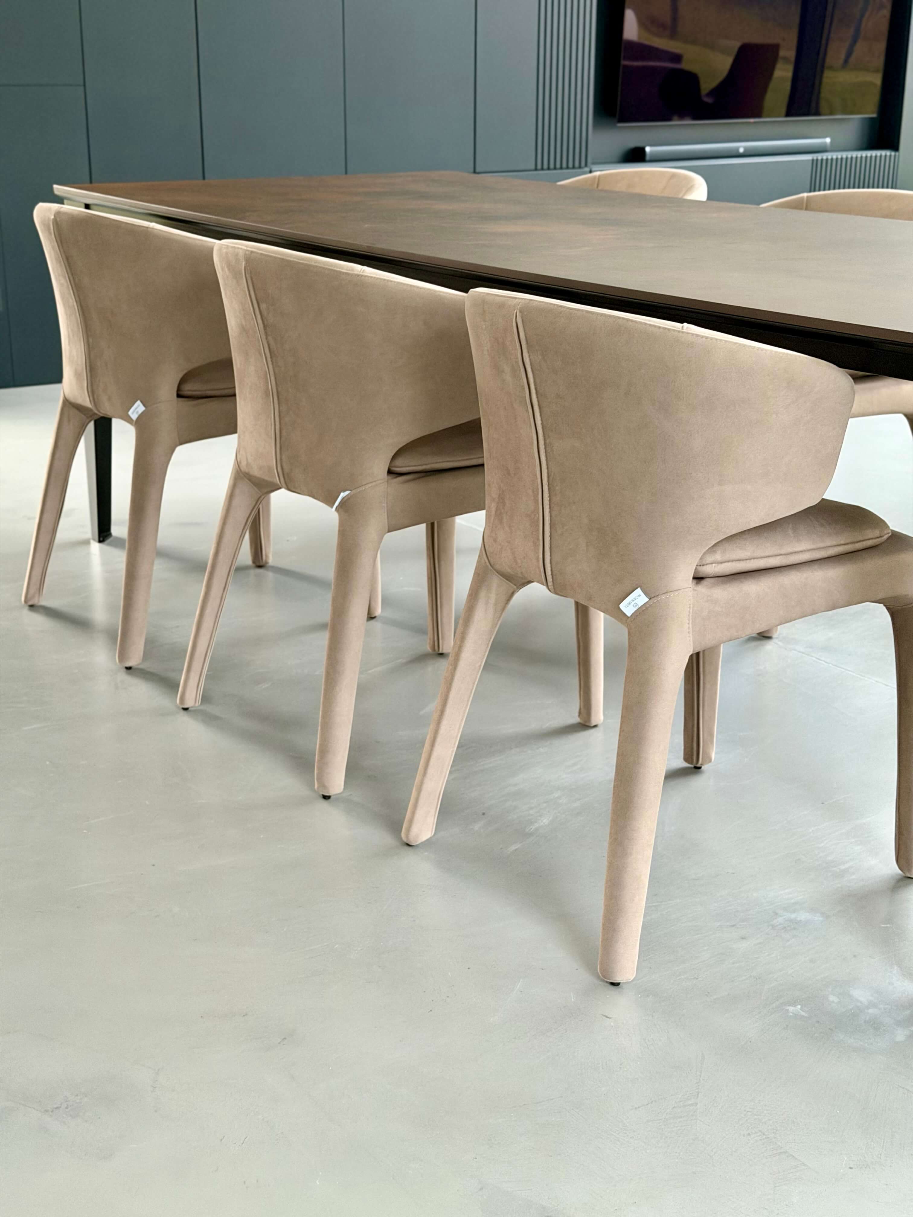 FOTEL LUCCA BEŻOWA ELEGANCJA W KOMPAKTOWEJ FORMIE