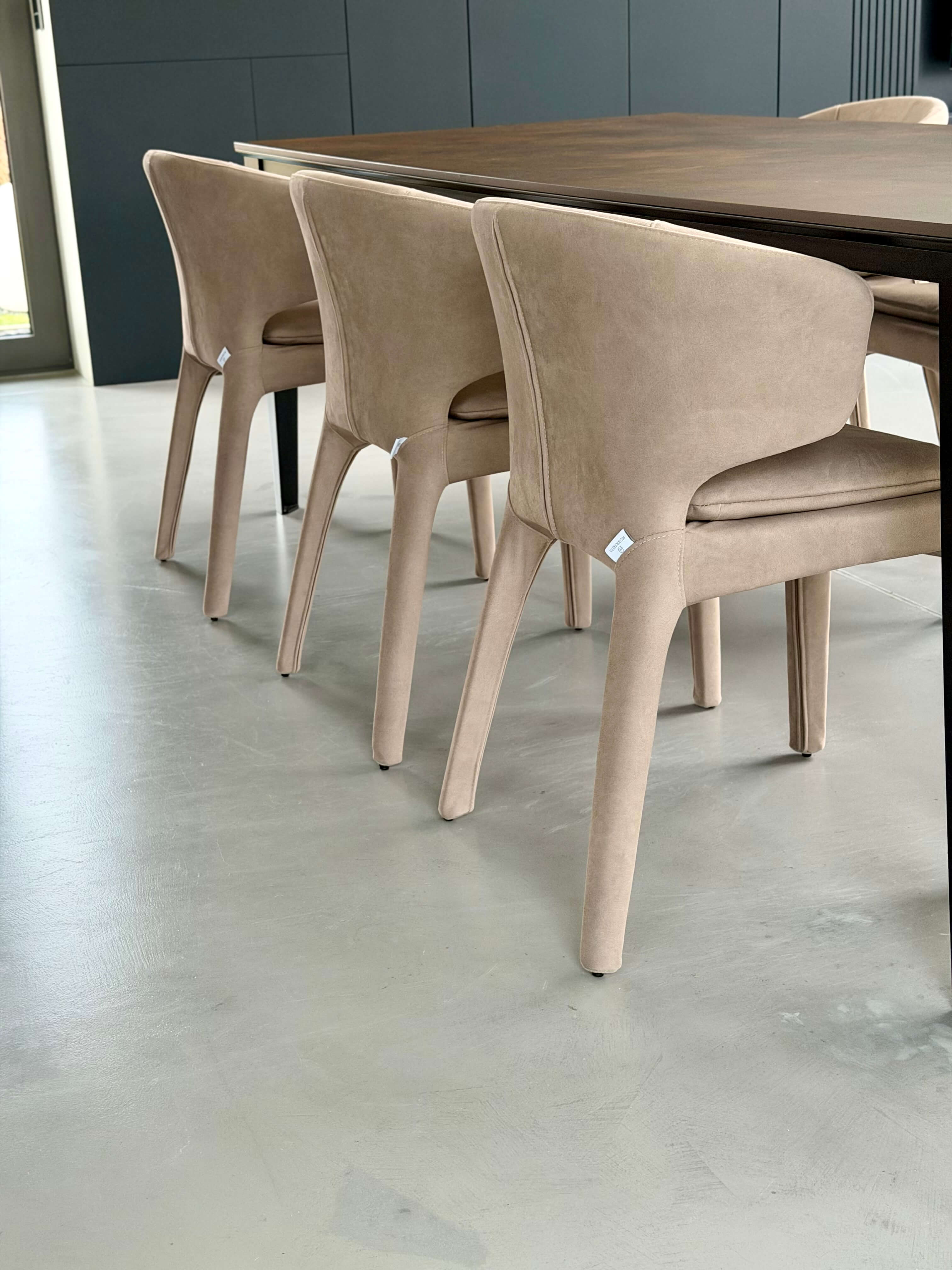 FOTEL LUCCA BEŻOWA ELEGANCJA W KOMPAKTOWEJ FORMIE