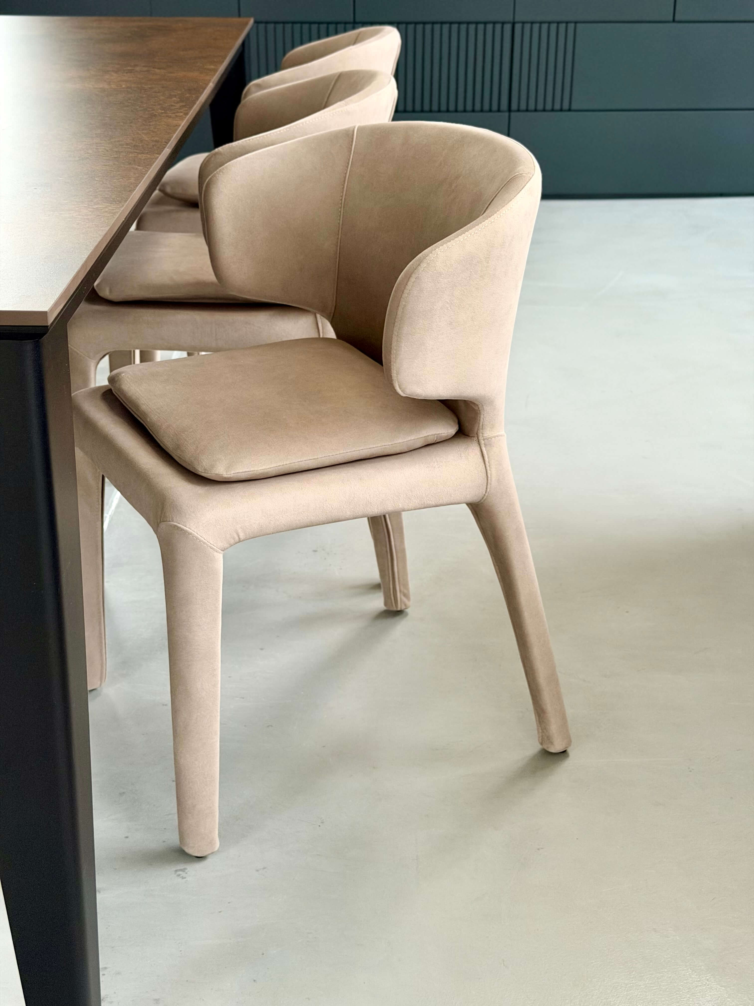 FOTEL LUCCA BEŻOWA ELEGANCJA W KOMPAKTOWEJ FORMIE