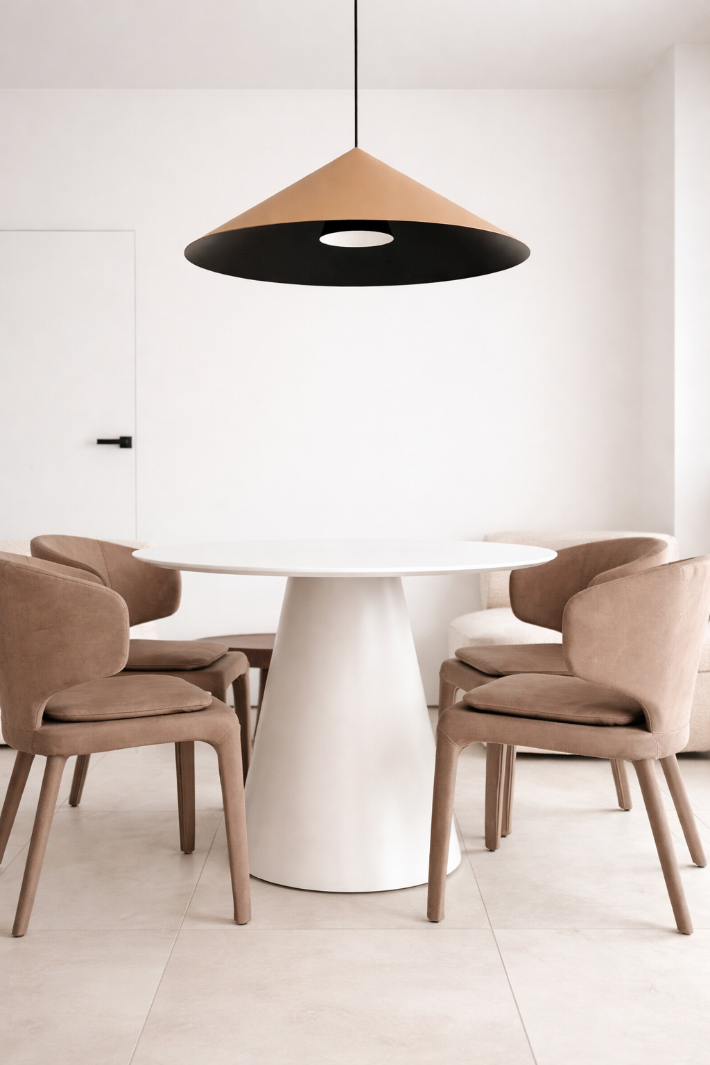 FOTEL LUCCA BEŻOWA ELEGANCJA W KOMPAKTOWEJ FORMIE