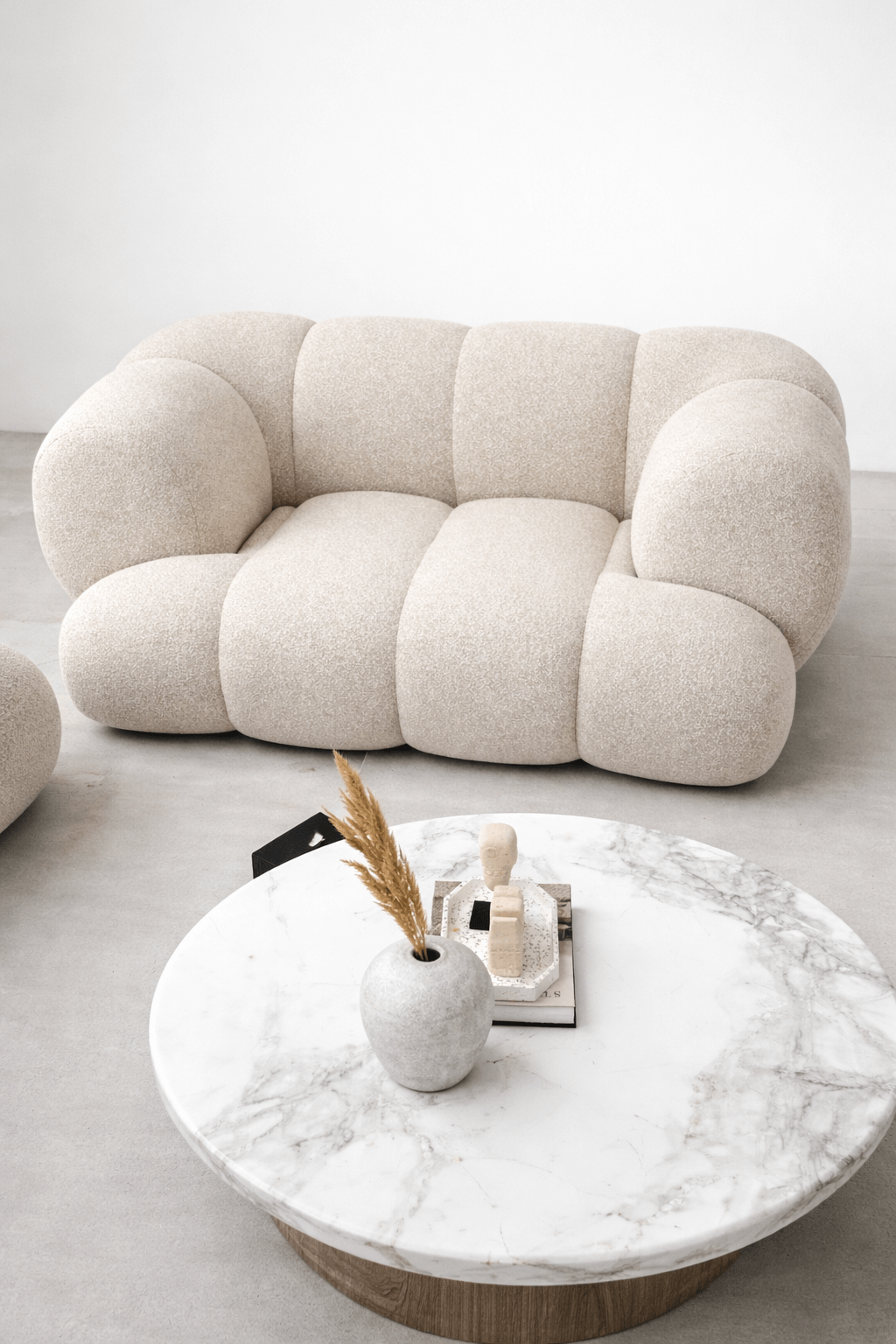 FOTEL LUNARIO – KARMELOWA ELEGANCJA I WYGODA W DESIGNERSKIEJ FORMIE