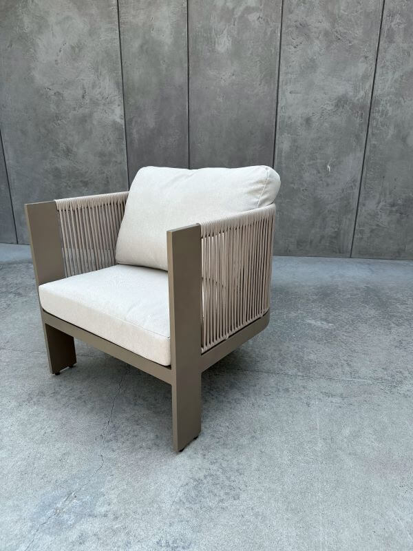 ALUMINIOWY FOTEL LEONE W KOLORZE SZAMPAŃSKIM