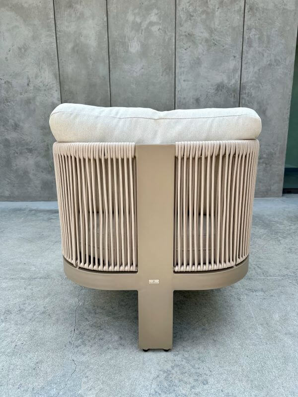 ALUMINIOWY FOTEL LEONE W KOLORZE SZAMPAŃSKIM