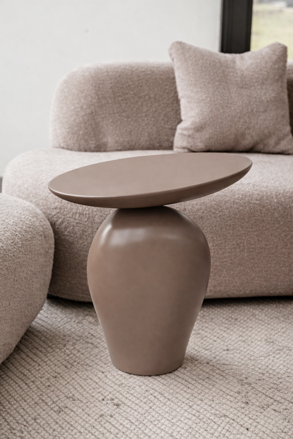 STOLIK KAWOWY NUORI KAWOWO-BEŻOWY O NIEREGULARNYM KSZTAŁCIE