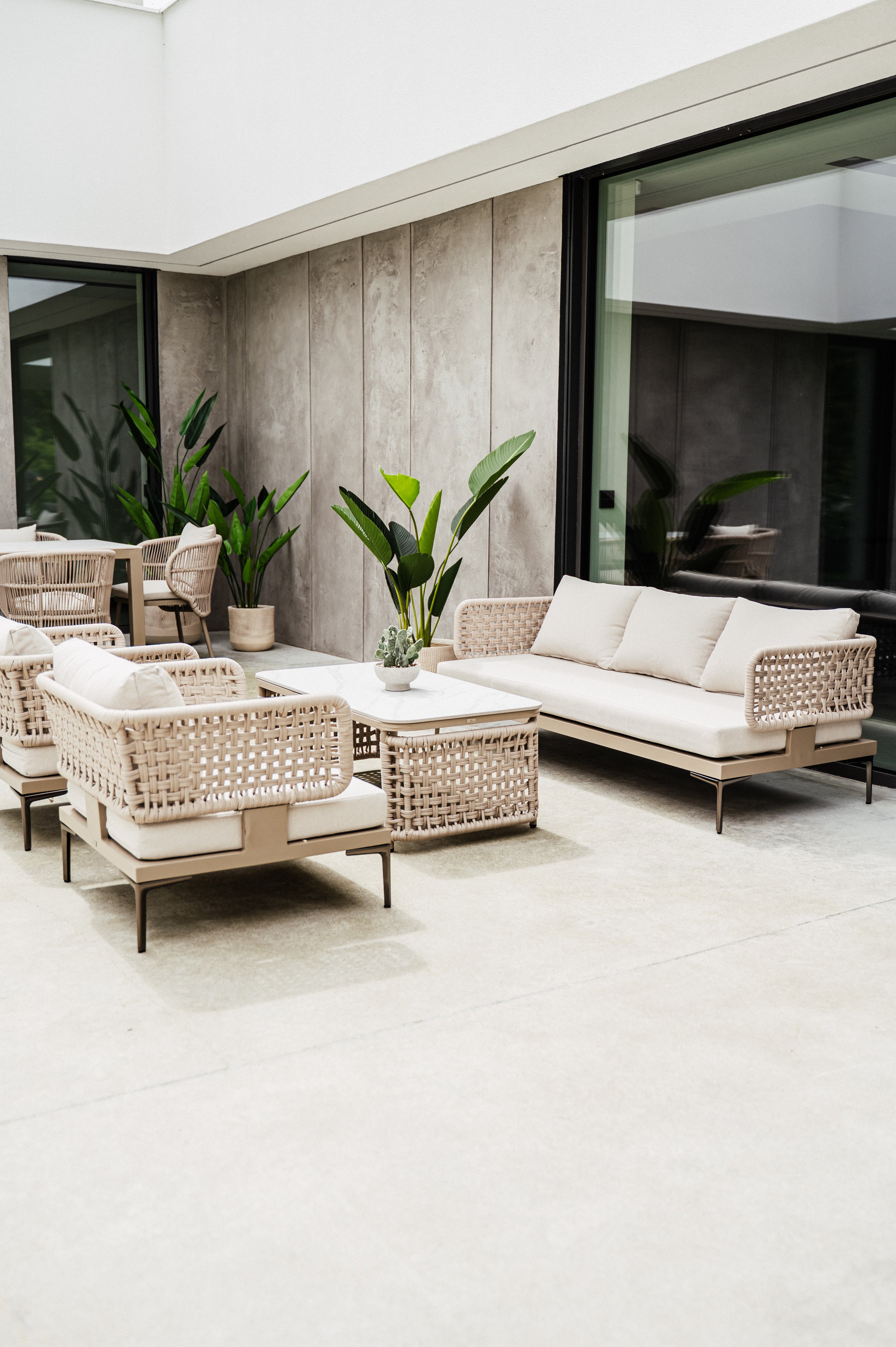 SOFA ALUMINIOWA TRZYOSOBOWA TIZIANO W KOLORZE SZAMPAŃSKIM