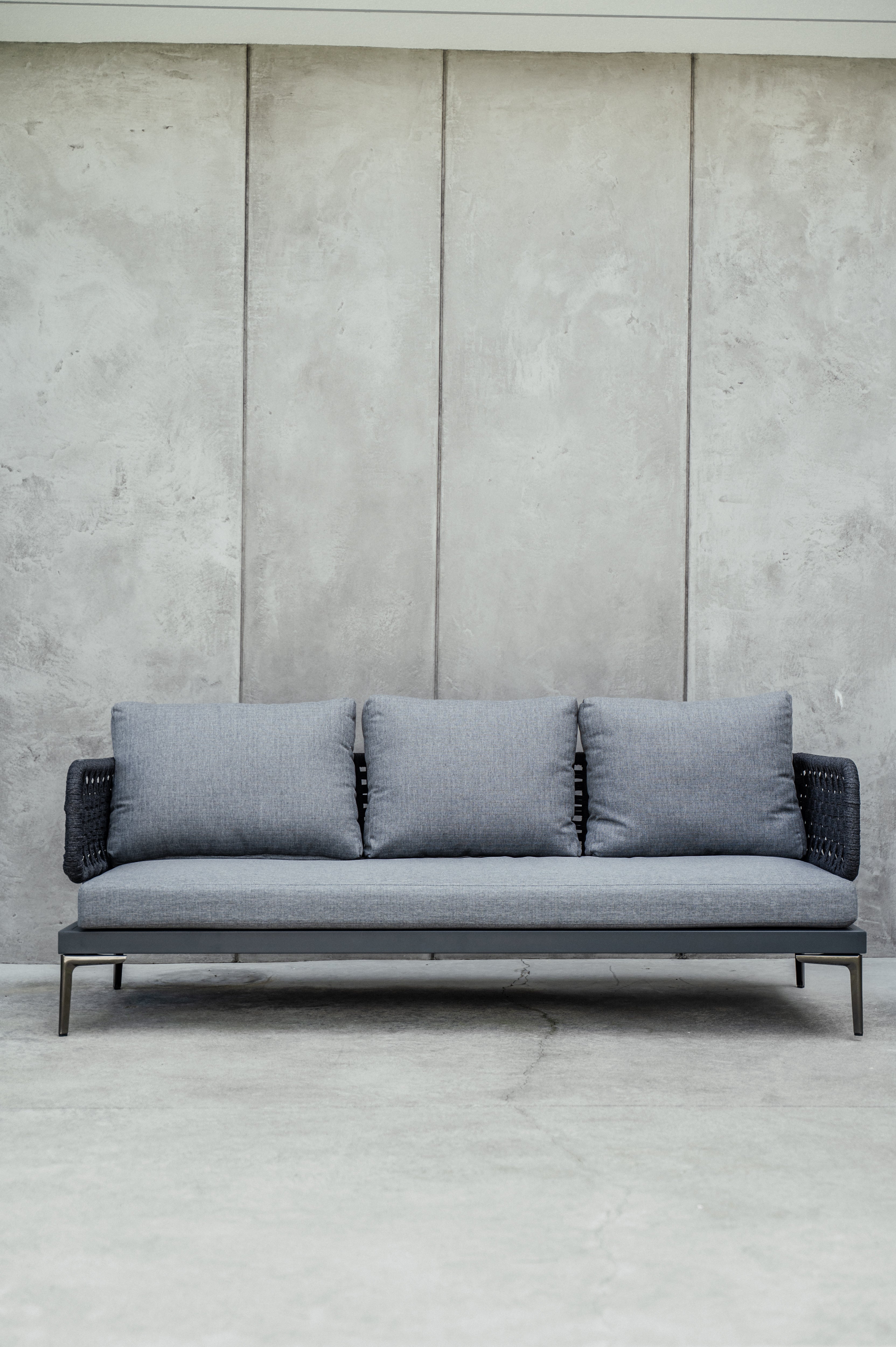 SOFA ALUMINIOWA TRZYOSOBOWA TIZIANO W KOLORZE SZARYM